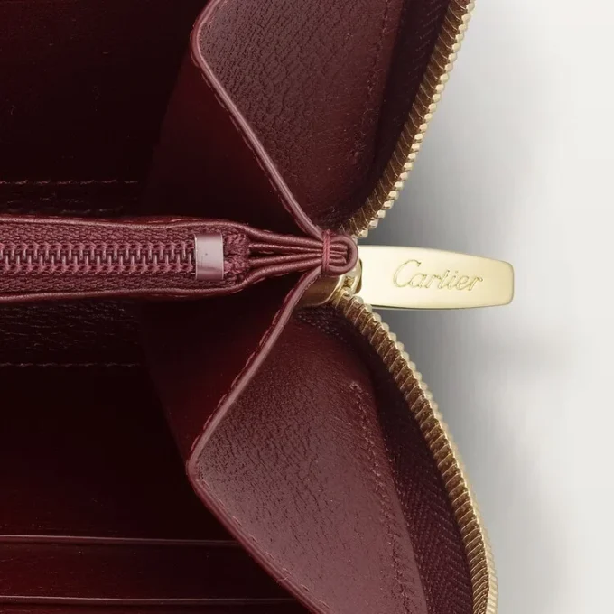 Portefeuille international zippé, Must De Cartier – Cuir de veau bordeaux, finition dorée – Cartier Portefeuille international zippé, Must De Cartier – Cuir de veau bordeaux, finition dorée – Cartier