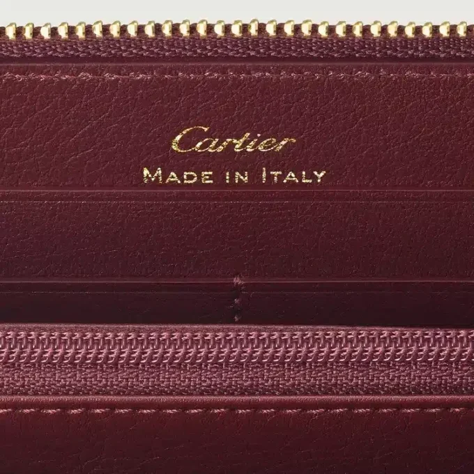 Portefeuille international zippé, Must De Cartier – Cuir de veau bordeaux, finition dorée – Cartier Portefeuille international zippé, Must De Cartier – Cuir de veau bordeaux, finition dorée – Cartier