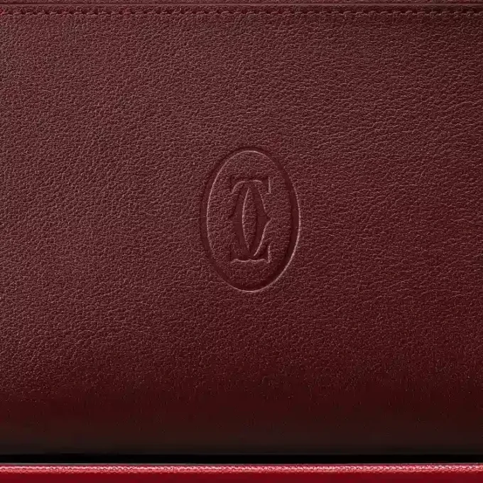 Portefeuille international zippé, Must De Cartier – Cuir de veau bordeaux, finition dorée – Cartier Portefeuille international zippé, Must De Cartier – Cuir de veau bordeaux, finition dorée – Cartier