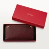Portefeuille international zippé, Must De Cartier – Cuir de veau bordeaux, finition dorée – Cartier Portefeuille international zippé, Must De Cartier – Cuir de veau bordeaux, finition dorée – Cartier