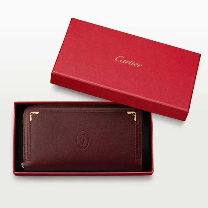 Portefeuille international zippé, Must De Cartier – Cuir de veau bordeaux, finition dorée – Cartier Portefeuille international zippé, Must De Cartier – Cuir de veau bordeaux, finition dorée – Cartier