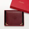 Portefeuille multiple, Must de Cartier – Cuir de veau bordeaux, finition dorée – Cartier Portefeuille multiple, Must de Cartier – Cuir de veau bordeaux, finition dorée – Cartier