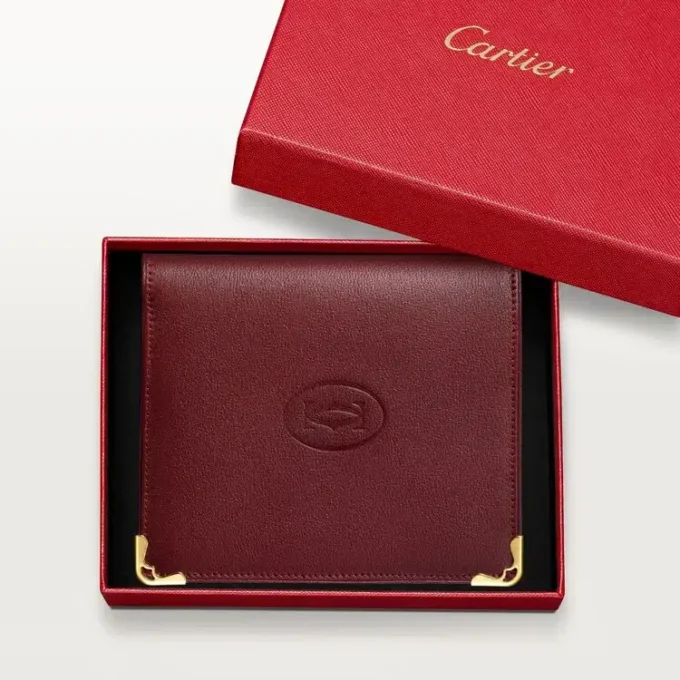 Portefeuille multiple, Must de Cartier – Cuir de veau bordeaux, finition dorée – Cartier Portefeuille multiple, Must de Cartier – Cuir de veau bordeaux, finition dorée – Cartier