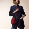 Sac à bandoulière, Mini, Double C de Cartier – Cuir de veau rouge cerise, finition en or et émail rouge cerise – Cartier Sac à bandoulière, Mini, Double C de Cartier – Cuir de veau rouge cerise, finition en or et émail rouge cerise – Cartier