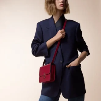 Sac à bandoulière, Mini, Double C de Cartier – Cuir de veau rouge cerise, finition en or et émail rouge cerise – Cartier