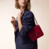 Sac à bandoulière, Mini, Double C de Cartier – Cuir de veau rouge cerise, finition en or et émail rouge cerise – Cartier Sac à bandoulière, Mini, Double C de Cartier – Cuir de veau rouge cerise, finition en or et émail rouge cerise – Cartier