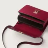 Sac à bandoulière, Mini, Double C de Cartier – Cuir de veau rouge cerise, finition en or et émail rouge cerise – Cartier Sac à bandoulière, Mini, Double C de Cartier – Cuir de veau rouge cerise, finition en or et émail rouge cerise – Cartier