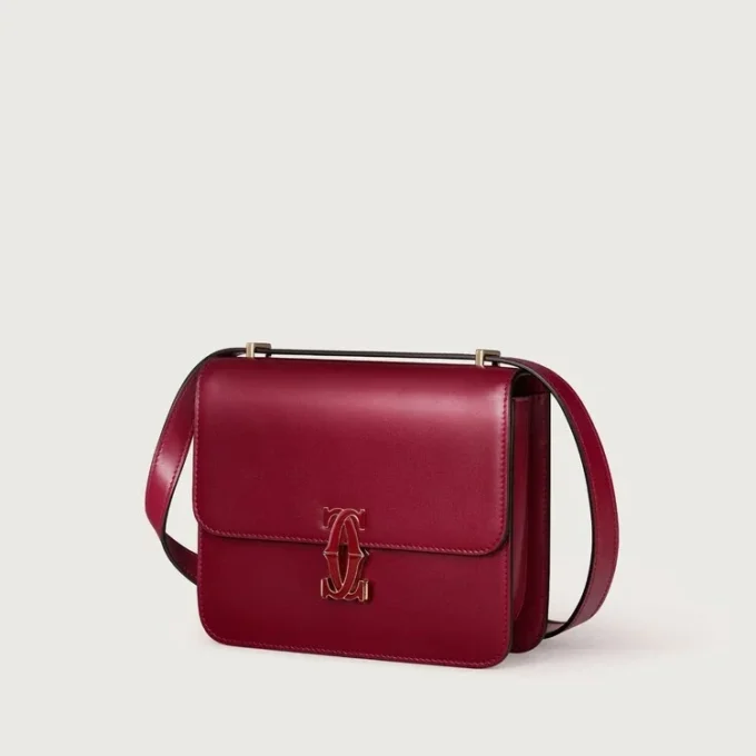 Sac à bandoulière, Mini, Double C de Cartier – Cuir de veau rouge cerise, finition en or et émail rouge cerise – Cartier Sac à bandoulière, Mini, Double C de Cartier – Cuir de veau rouge cerise, finition en or et émail rouge cerise – Cartier